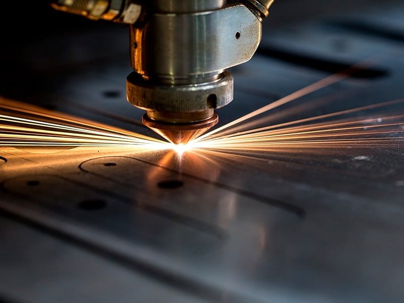 Máquina de corte a laser cortando chapa de aço