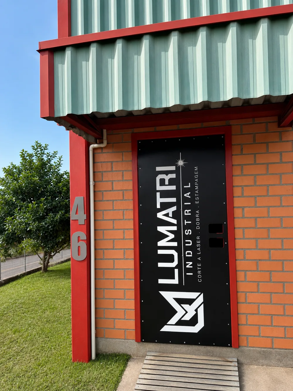 Número 46 e placa de identificação na entrada da Lumatri Industrial